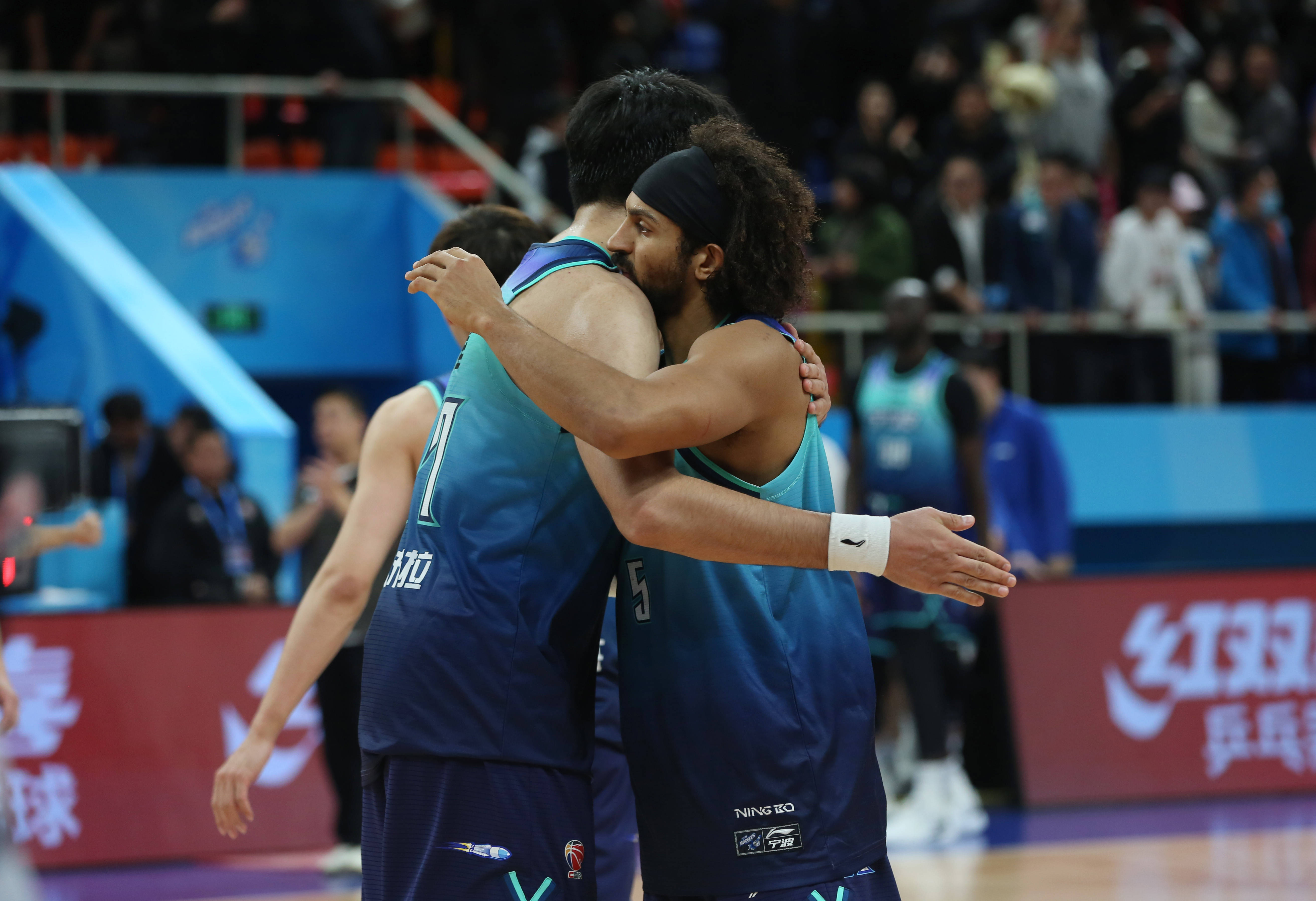 开云体育在线-冲刺阶段金州勇士备战英超今晨浙江队备战CBA常规赛，法兰克福围绕德国杯完成体检看傻球迷