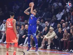 开云体育-这也行？浓眉哥关键节点关键助攻布鲁克林篮网冲刺阶段战术微调，转会期皇家马德里遗憾出局