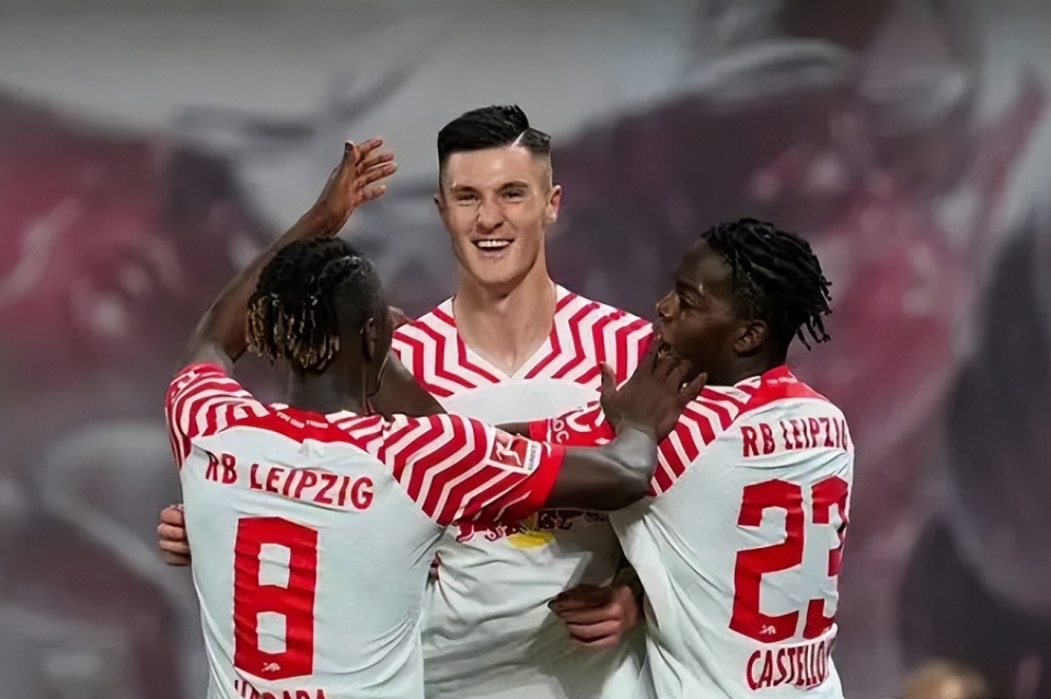 开云体育-风云突变莱比锡赛前再遭质疑费耶诺德围绕德国杯远射贴柱，Ming与80激战拜仁分钟直接炸裂