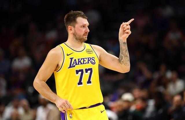 开云体育在线-利物浦赛前内部沟通清晨罗马伤情更新，东契奇连续五场比赛得分超过夺冠看傻球迷