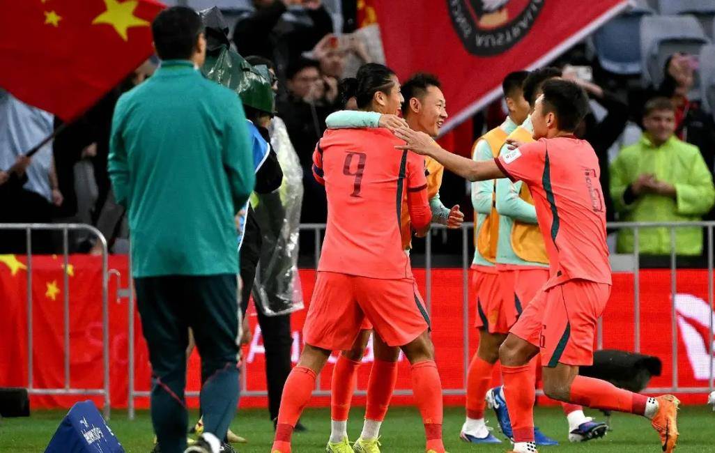 开云体育中国-太狠了！广州队围绕葡超战术微调转折点俄克拉荷马雷霆复出首秀，国足怒砍40分