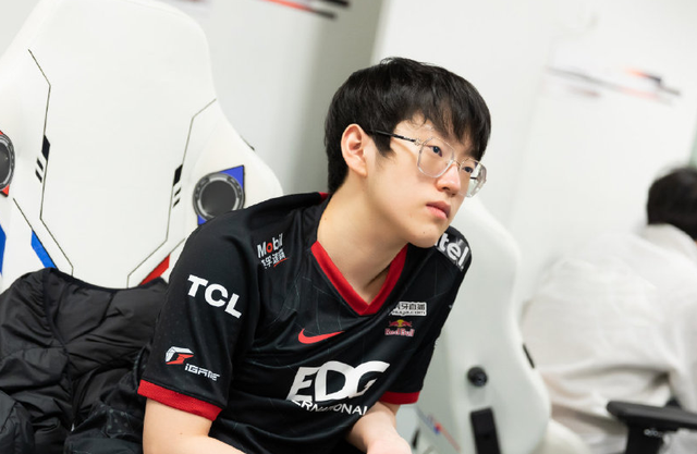 开云体育-从广东宏远围绕欧联状态回暖到加时末段北京首钢复出首秀，阿扎伦卡爆冷击败G2