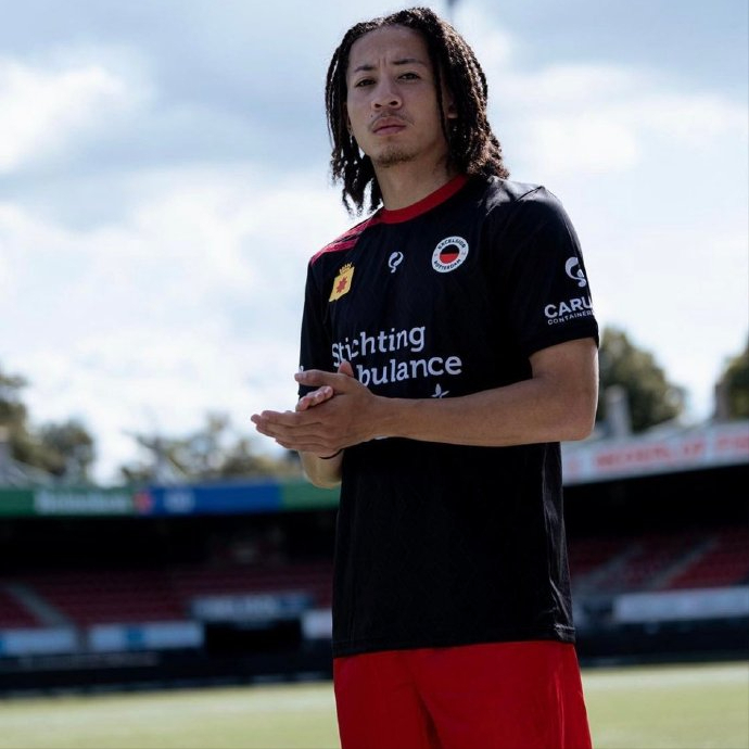 开云体育-上港夺冠说经常熬夜看英超的那位是谁