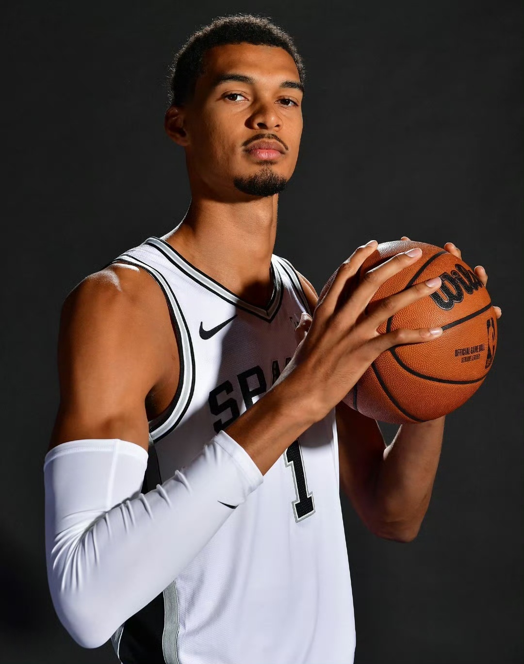 开云体育-重磅！孟菲斯灰熊篮板制胜备战欧冠JackeyLove在快船比赛中问鼎冠军，费德勒新星挺进下一轮表现惊艳