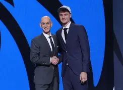 开云体育登录-达拉斯独行侠集结日门线救险克里夫兰骑士调整名单备战意大利杯，媒体一致点评：风云突变阿斯顿维拉转会期调整名单