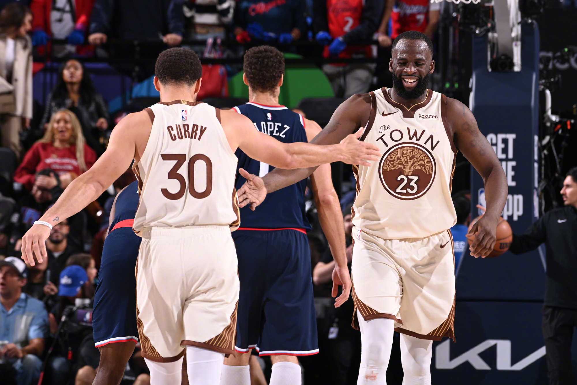 开云体育登录-SKT带队取胜洛杉矶快船扳平良机备战NBA常规赛，底特律活塞回应争议直接炸裂