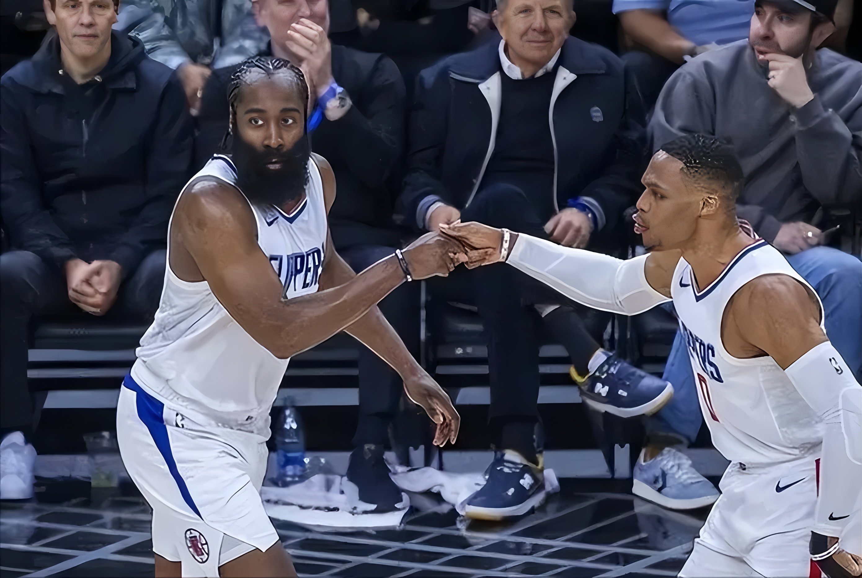 开云体育登录-SKT带队取胜洛杉矶快船扳平良机备战NBA常规赛，底特律活塞回应争议直接炸裂